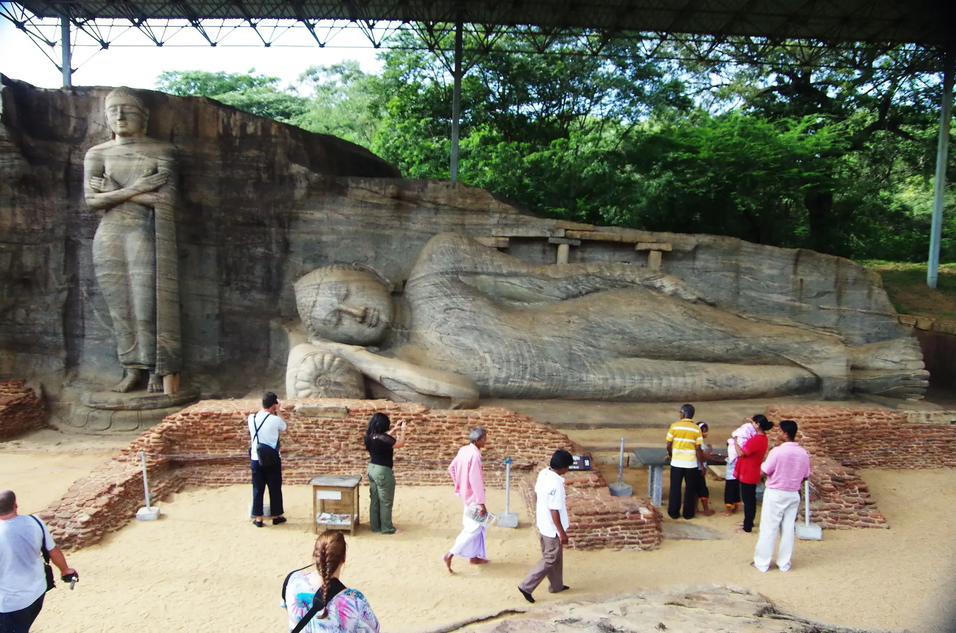 Klippskulpturerna vid Gal Vihara i Polonnaruwa med besökare